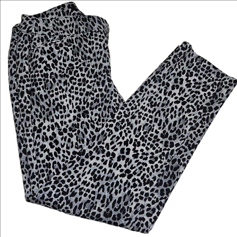 𝅺White House Black Market Leopard Print leggings Size 0R